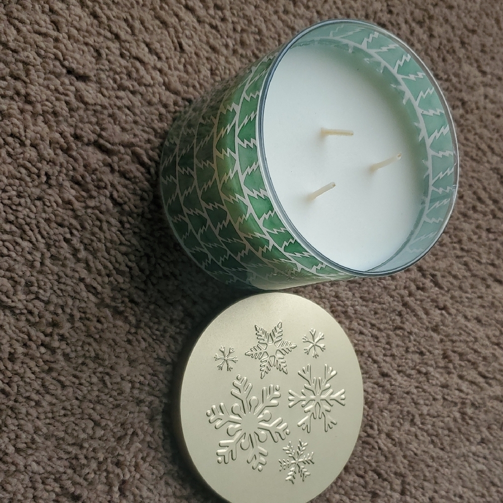 Green and Gold Scented Candle with Snowflake Lid